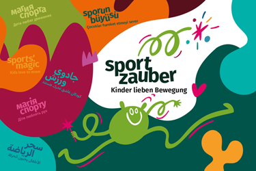 Logo und Keyvisual von Sportzauber. Kinder lieben Bewegung auf vielen Formen und übersetzt in die Sprachen Arabisch, Englisch, Farsi, Russisch, Türkisch und Ukrainisch.